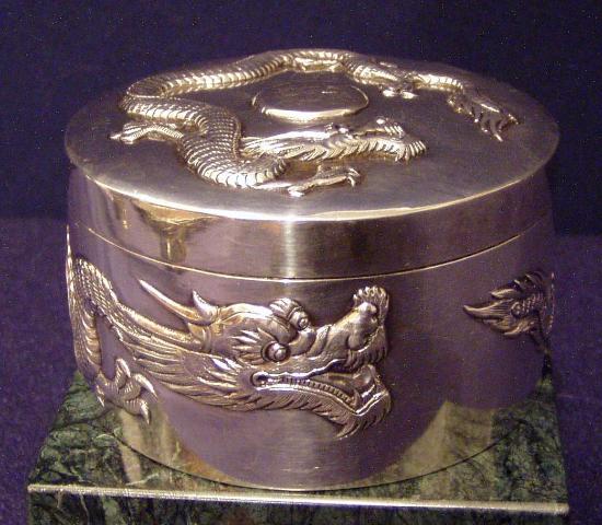 900F covered round box w/reposes four toe'd dragon